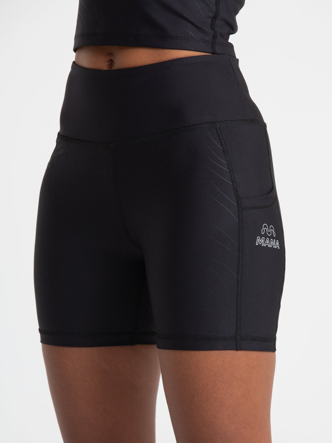 WOMEN'S PERFORMANCE SHORT